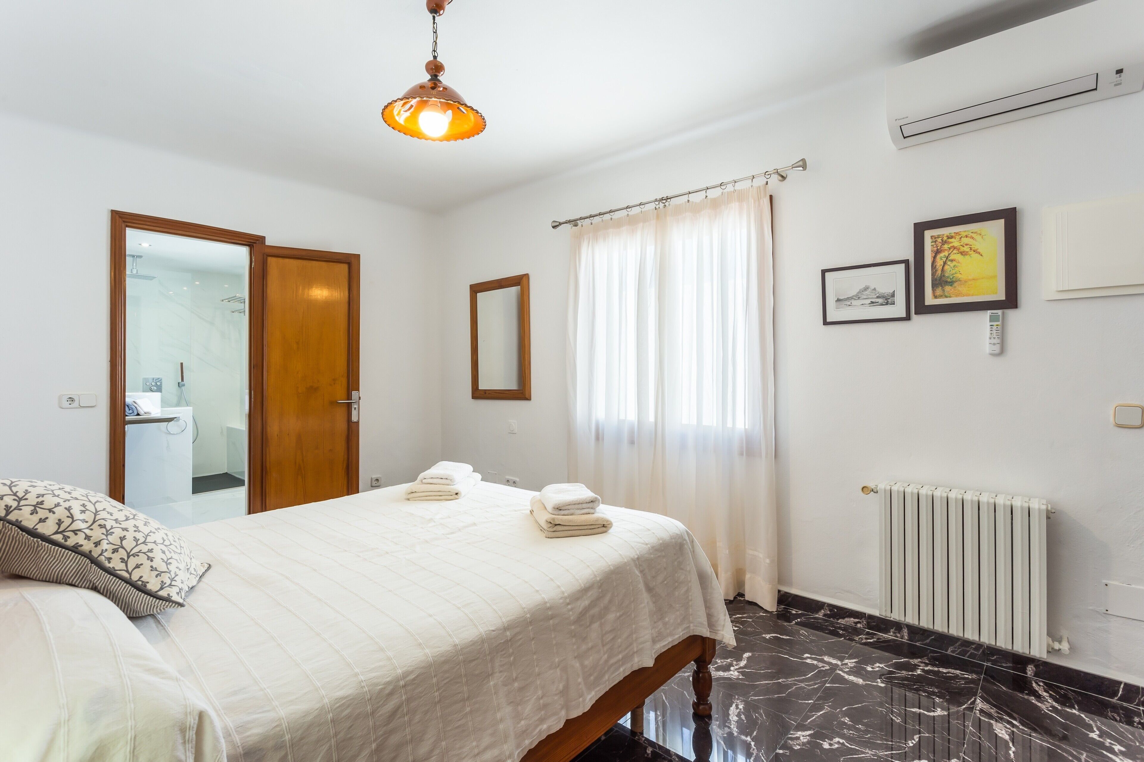 5 bedrooms, iron/ironing board, WiFi, bed sheets