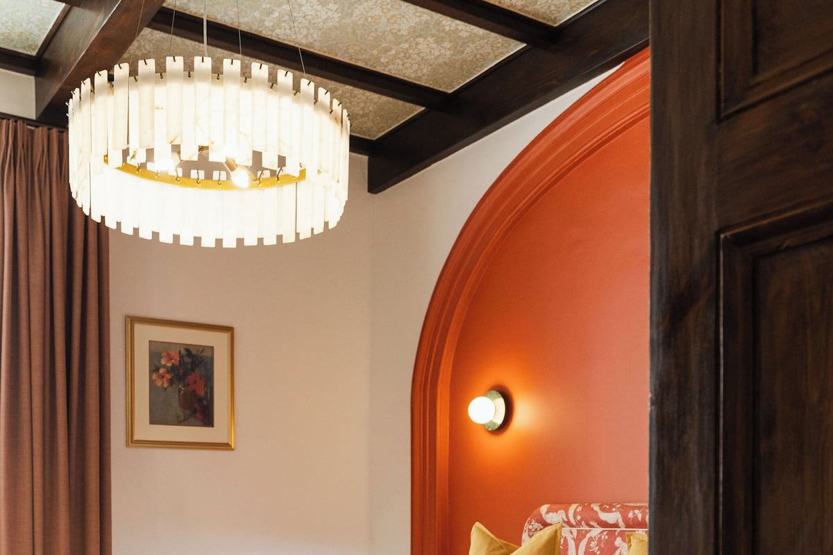 Habitación clásica con 1 cama doble o 2 individuales, vistas al jardín | Minibar con artículos gratuitos, caja fuerte, escritorio