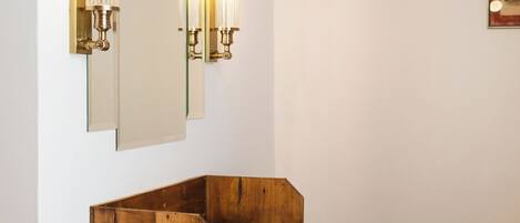 Minibar con artículos gratuitos y caja de seguridad en la habitación