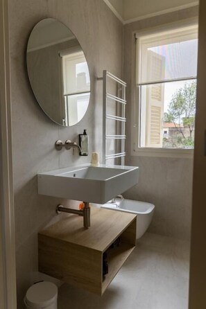ห้องดีลักซ์สำหรับสี่ท่าน | ห้องน้ำ | ฝักบัว, ผ้าเช็ดตัว, สบู่, ยาสระผม