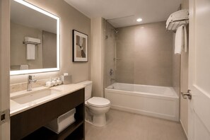 Een haardroger, een bidet, handdoeken, zeep