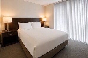 Een strijkplank/strijkijzer, wifi, beddengoed