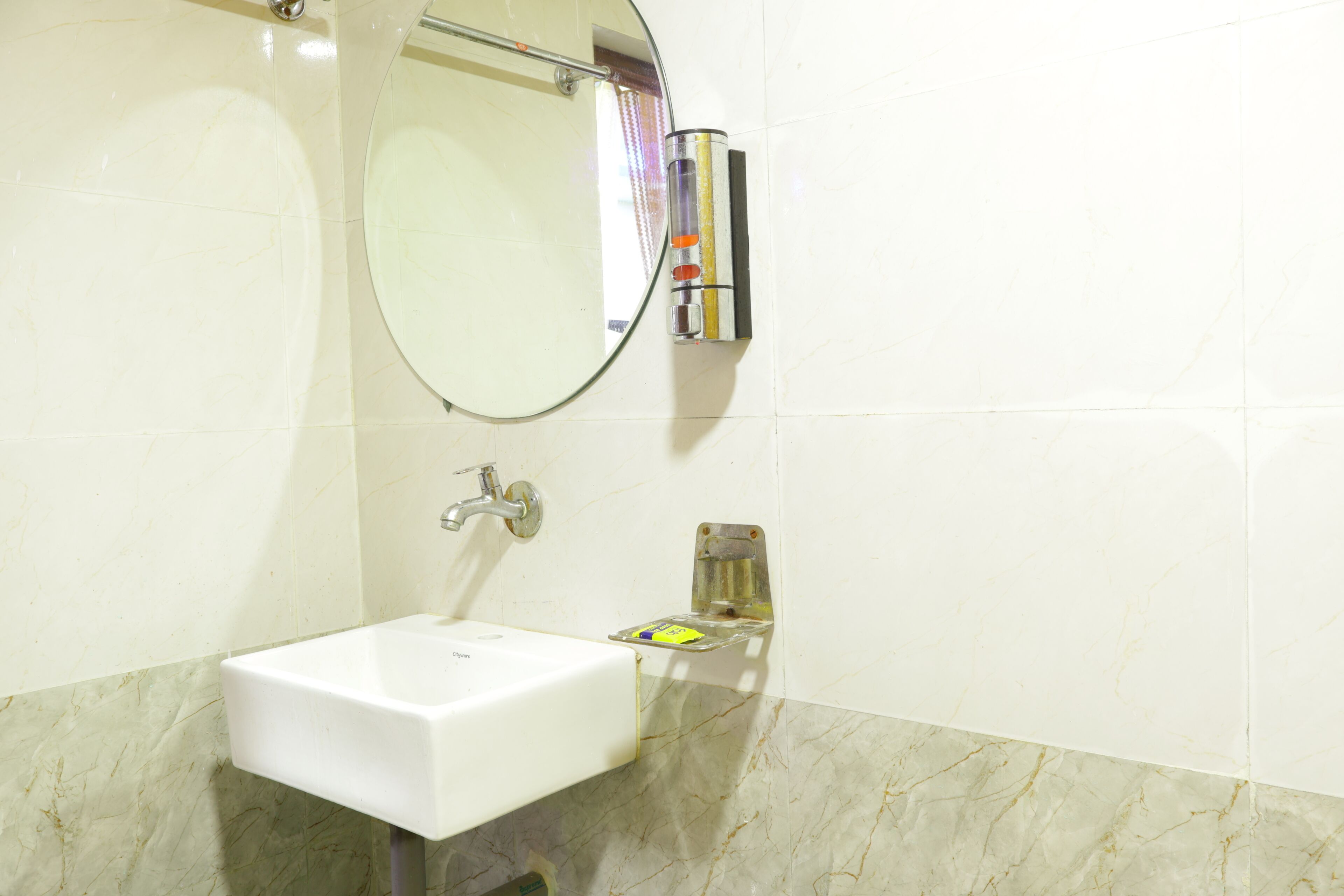 Standardzimmer | Badezimmer | Dusche, kostenlose Toilettenartikel, Handtücher, Seife