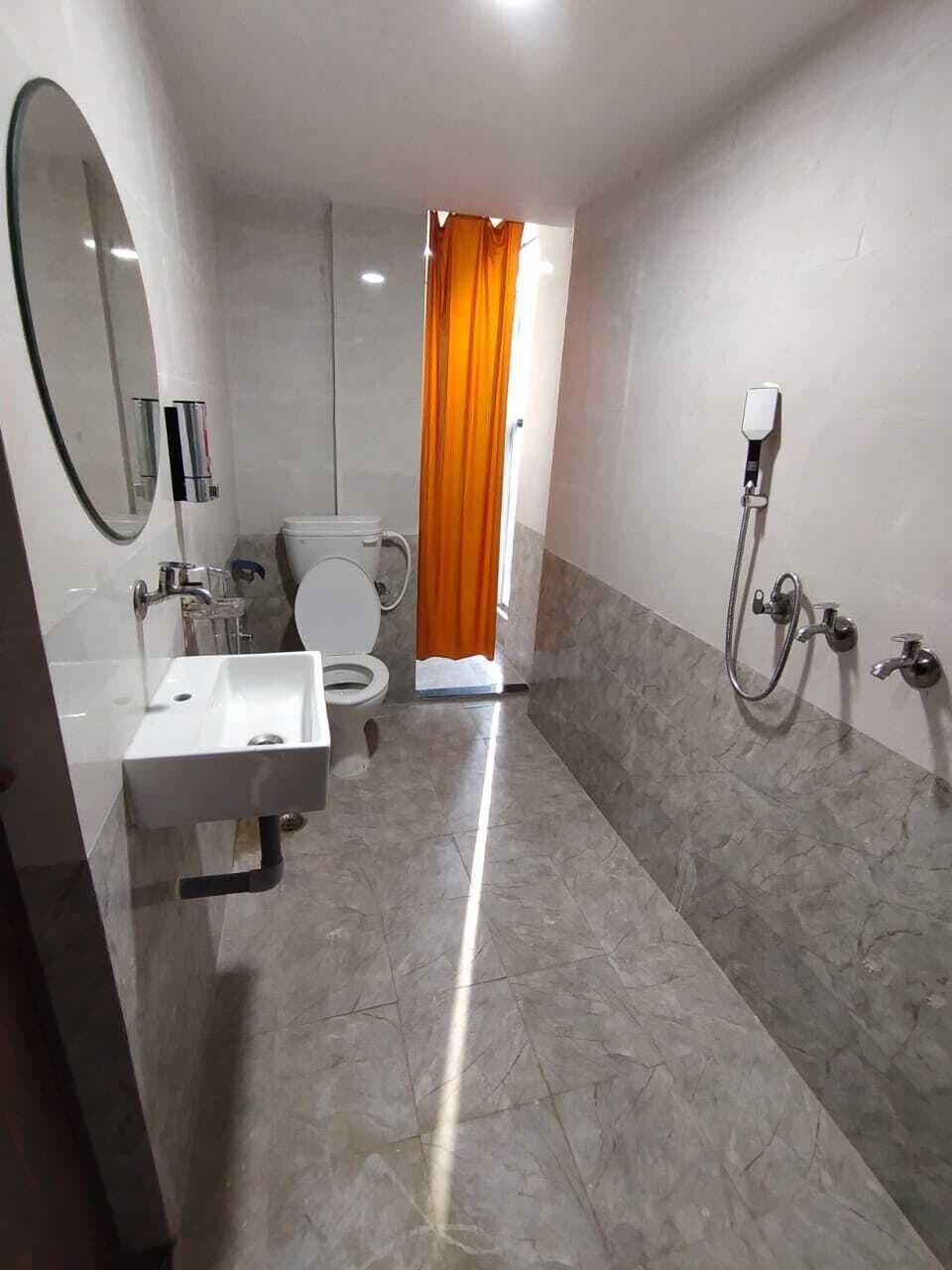 Habitación estándar | Baño | Regadera, amenidades de baño gratuitas, toallas, jabón 