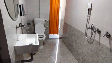 Habitación estándar | Baño | Regadera, amenidades de baño gratuitas, toallas, jabón