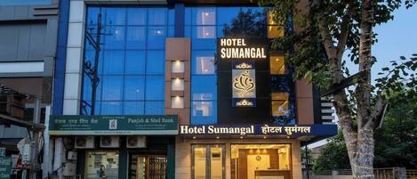 Um edifício moderno com a placa do Hotel Sumangal.