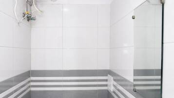 Deluxe Room | Bathroom | Shower, free toiletries, towels, soap
