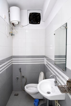 Quarto luxo | Banheiro | Chuveiro, produtos de toalete grátis, toalhas de banho, sabonete