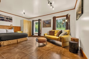 5 bedrooms, travel crib, internet, bed sheets