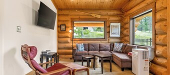 Modern Farm Chalet. 10-Min Drive to Koocanusa