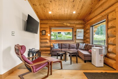 Modern Farm Chalet. 10-Min Drive to Koocanusa