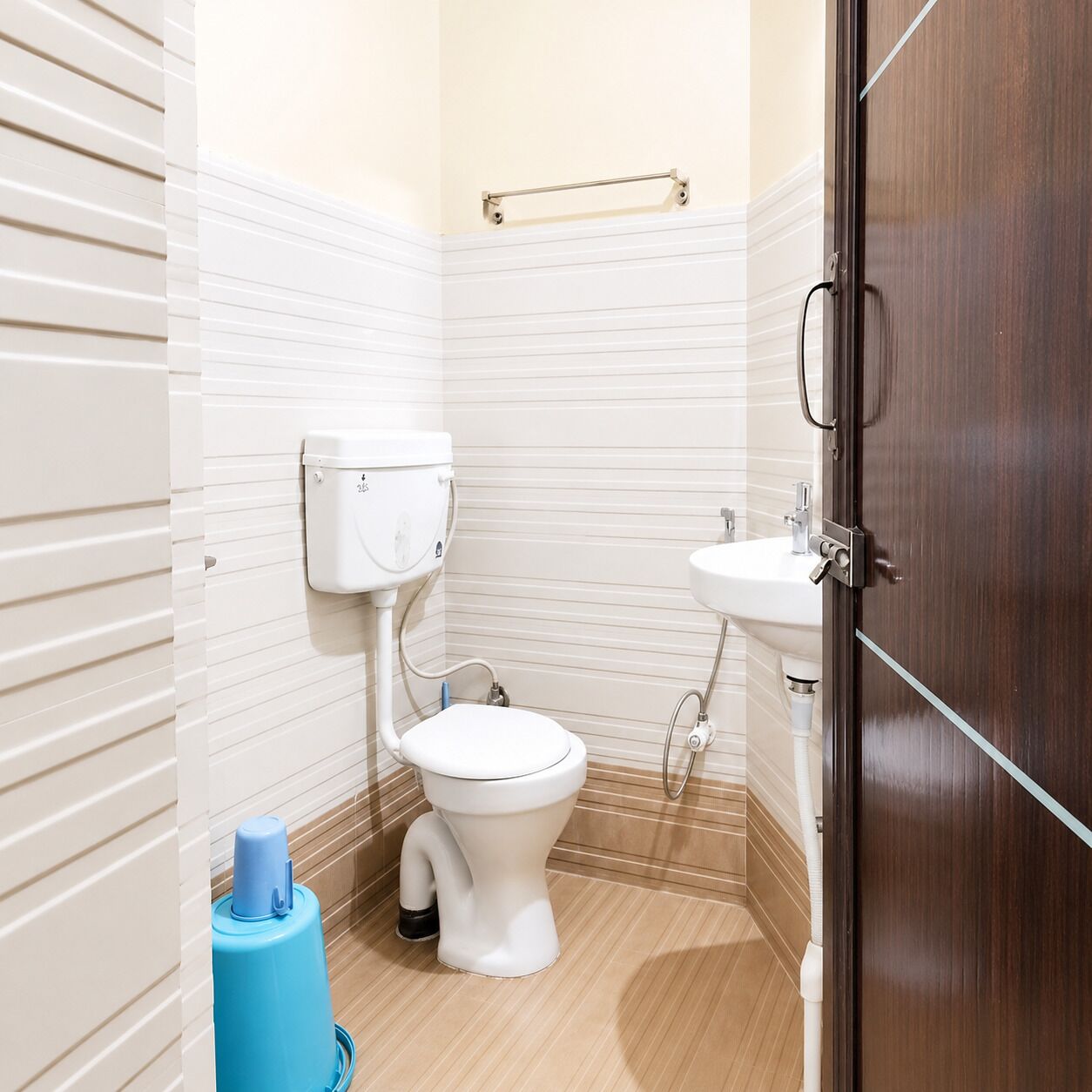 Shower, pancuran hujan, sandal, dan handuk