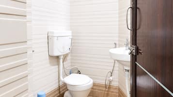 Shower, pancuran hujan, sandal, dan handuk
