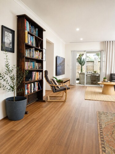 Yarri House- walk to shops, estuary and beach!
