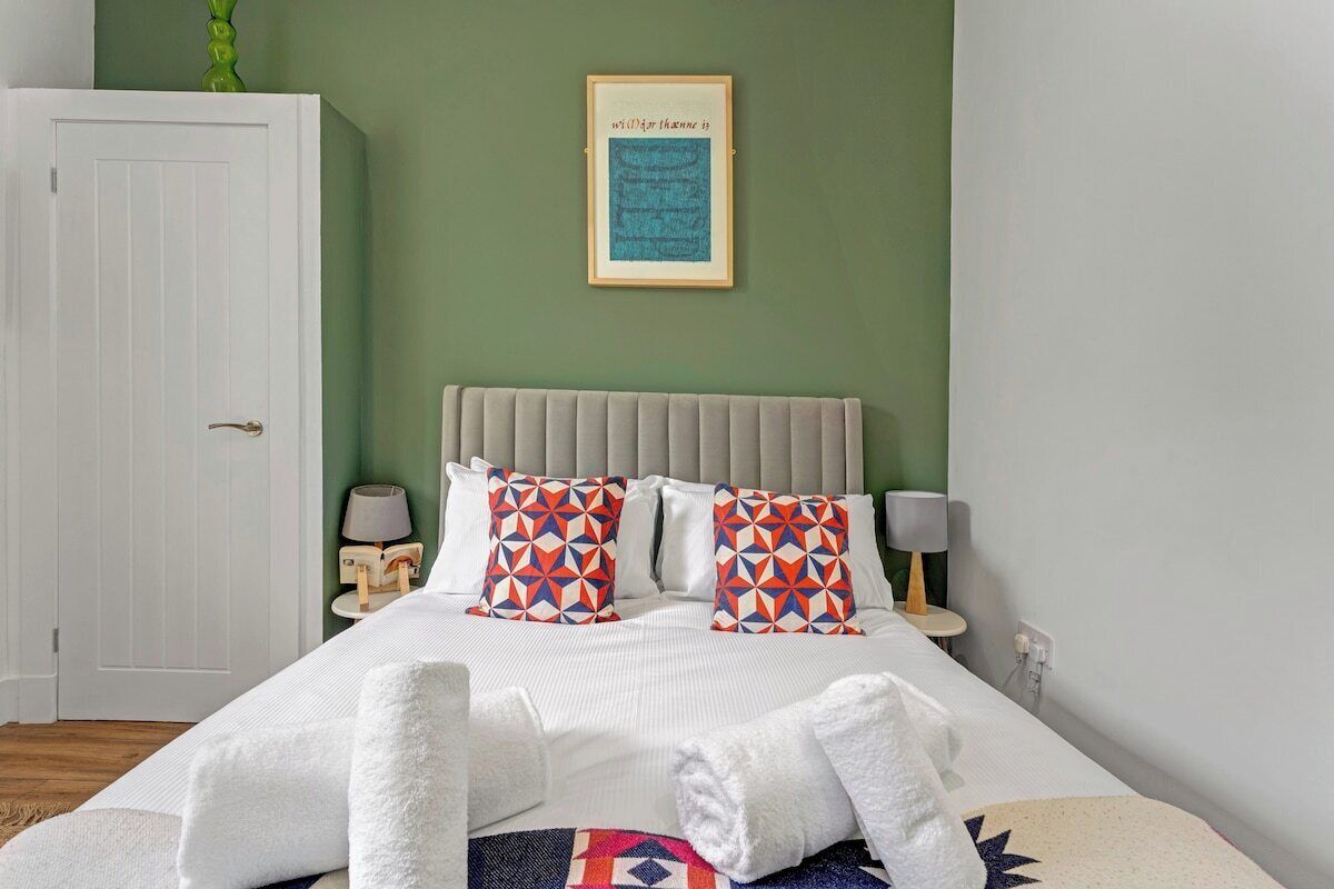 2 bedrooms, iron/ironing board, Internet, bed sheets
