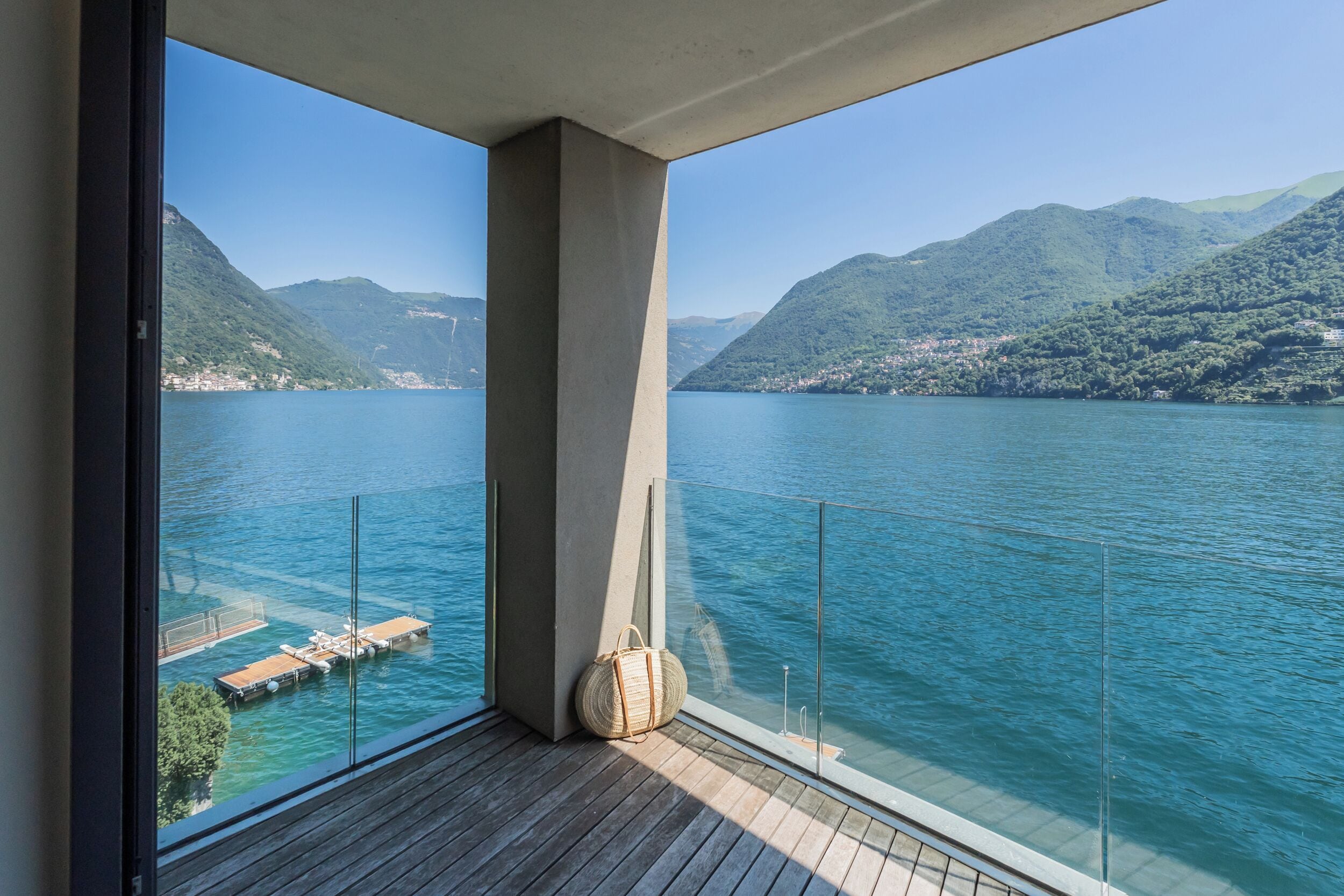 Un balcon offrant une vue dégagée sur un lac et des montagnes.