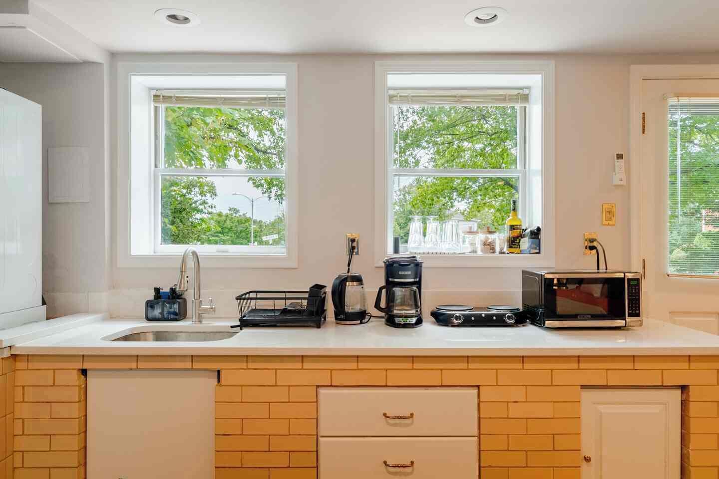 Coffee/tea maker, fridge, microwave, stovetop