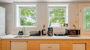 Coffee/tea maker, fridge, microwave, stovetop