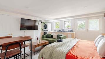 1 bedroom, iron/ironing board, WiFi (free), bed sheets