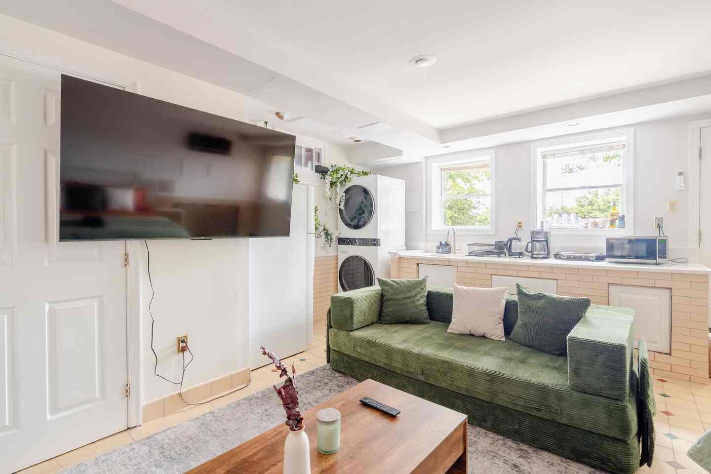 Modern Studio Suite Near Dc With Full Kitchen - Alexandria, VA