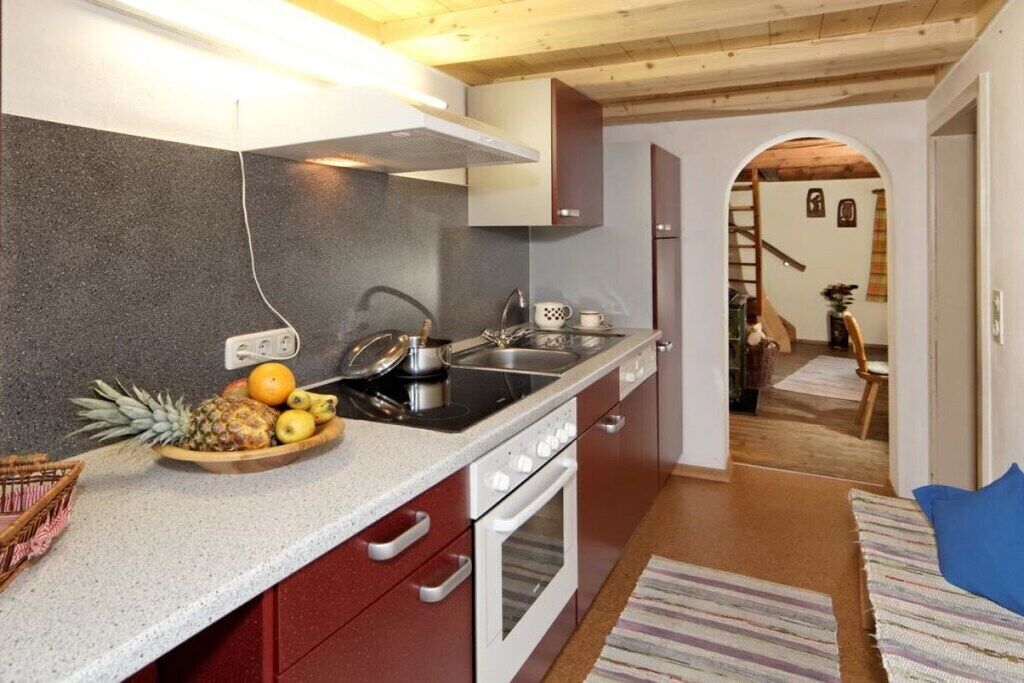 Coffee/tea maker, fridge, oven, stovetop