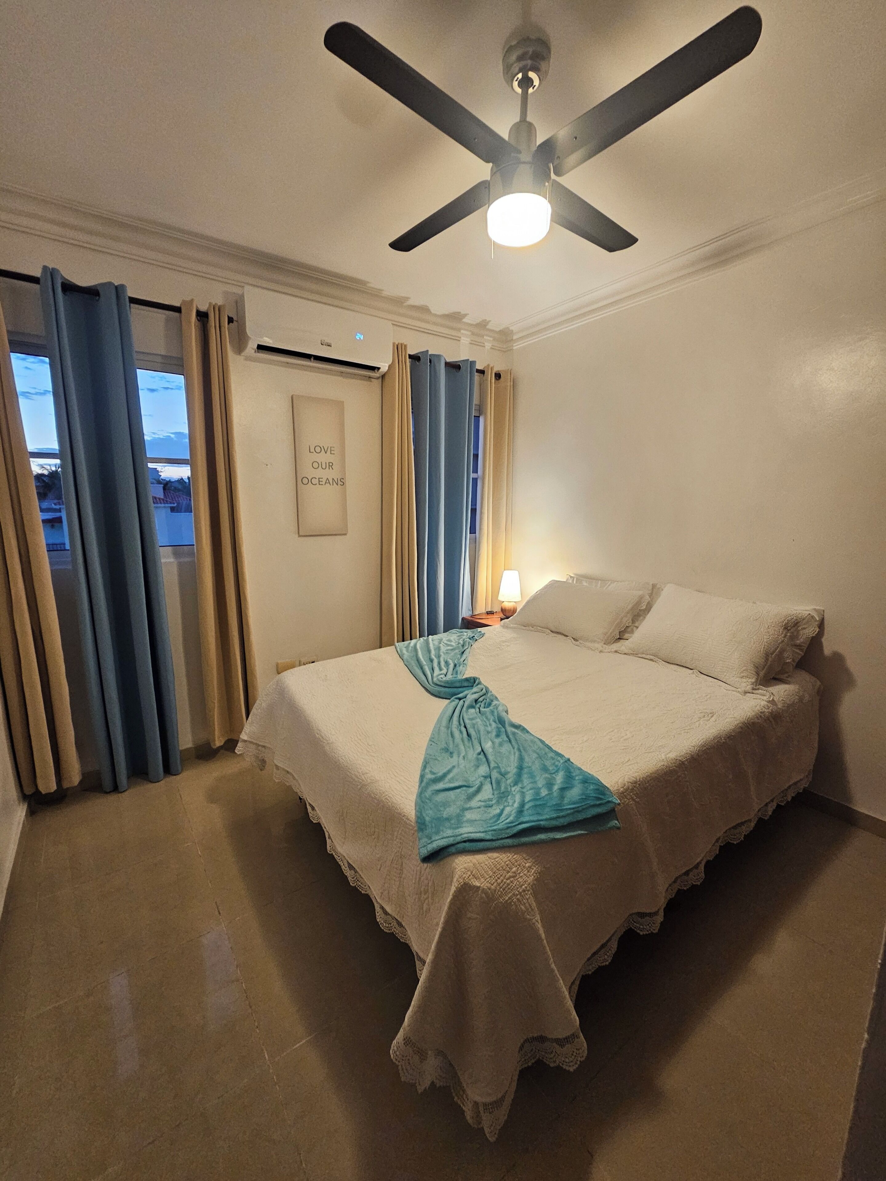 2 slaapkamers, een strijkplank/strijkijzer, internet, beddengoed