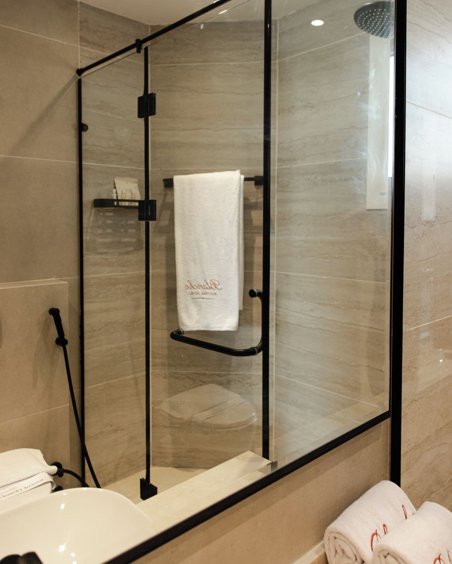 Suite, pemandangan laut | Kamar mandi | Handuk, sabun, sampo, dan tisu toilet
