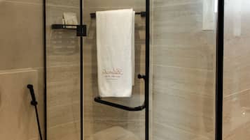 Suite, pemandangan laut | Kamar mandi | Handuk, sabun, sampo, dan tisu toilet