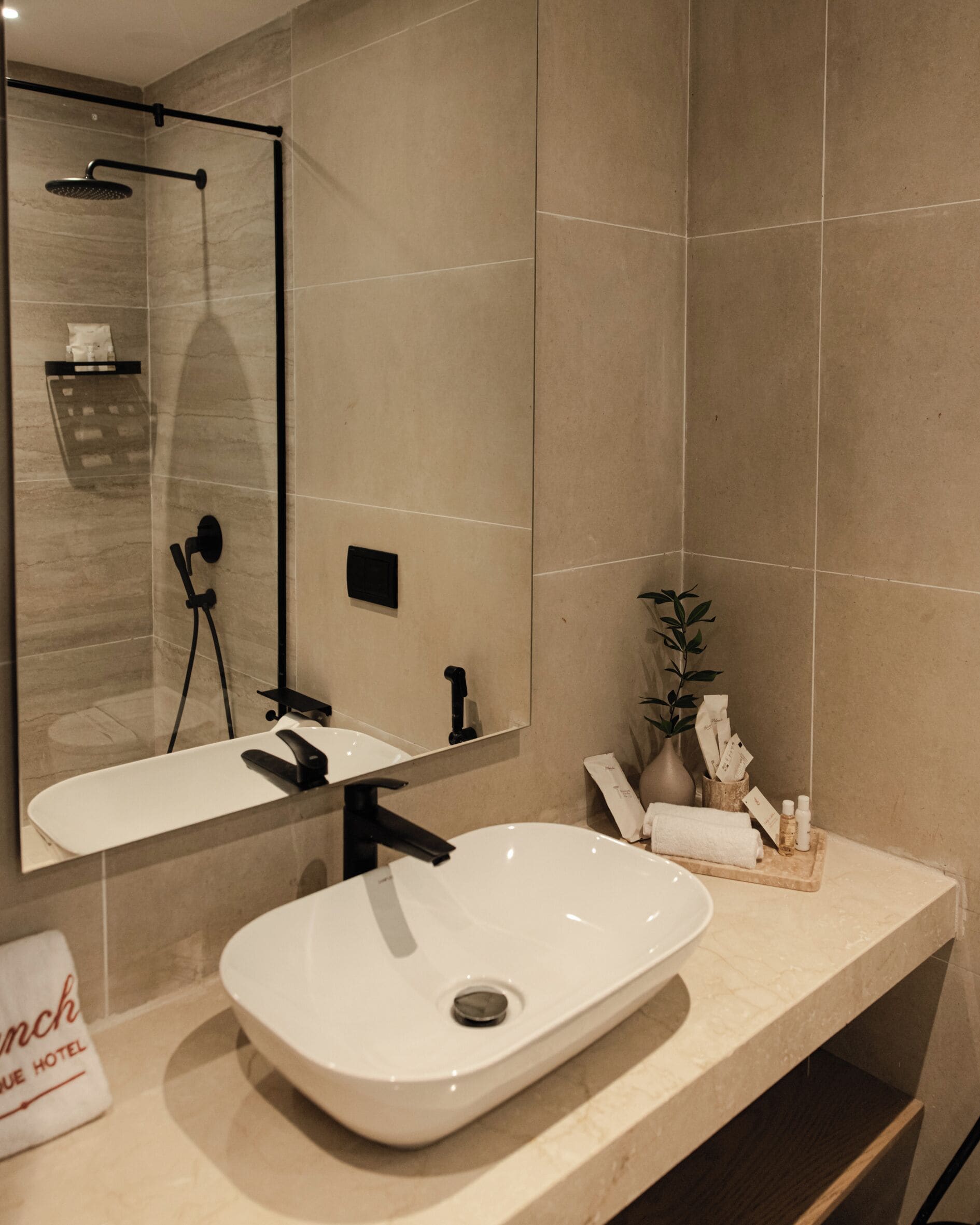 Chambre Confort | Salle de bain | Serviettes fournies, savon, shampoing, papier toilette