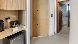Deluxe Room, 1 King Bed | Living area