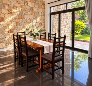 Rumah, 3 kamar tidur, akses difabel, Boleh Merokok | Tempat makan