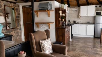 GOLDEN COTTAGE | Living area | Fireplace