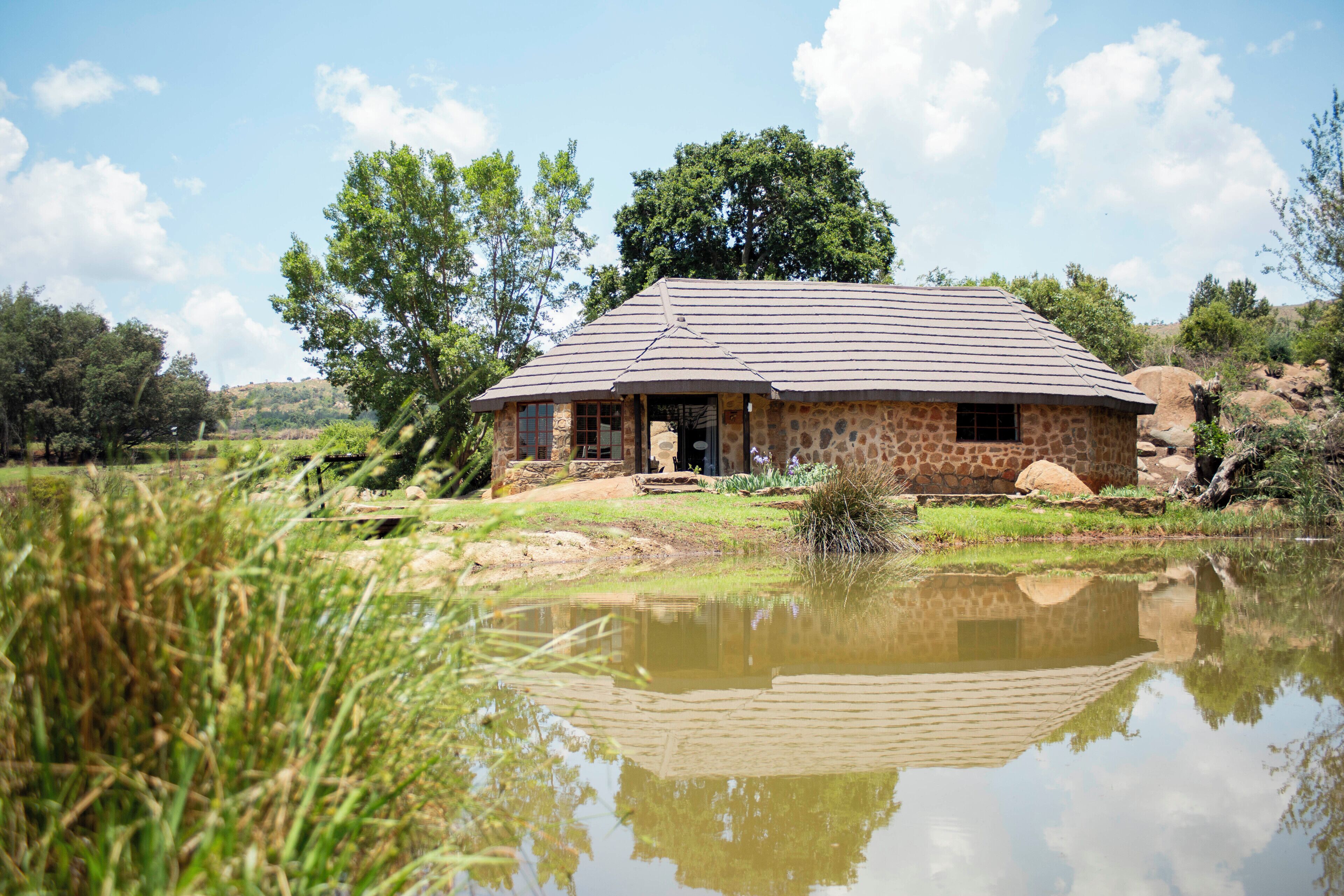 BROWN COTTAGE | In-room safe, WiFi (free), bed sheets