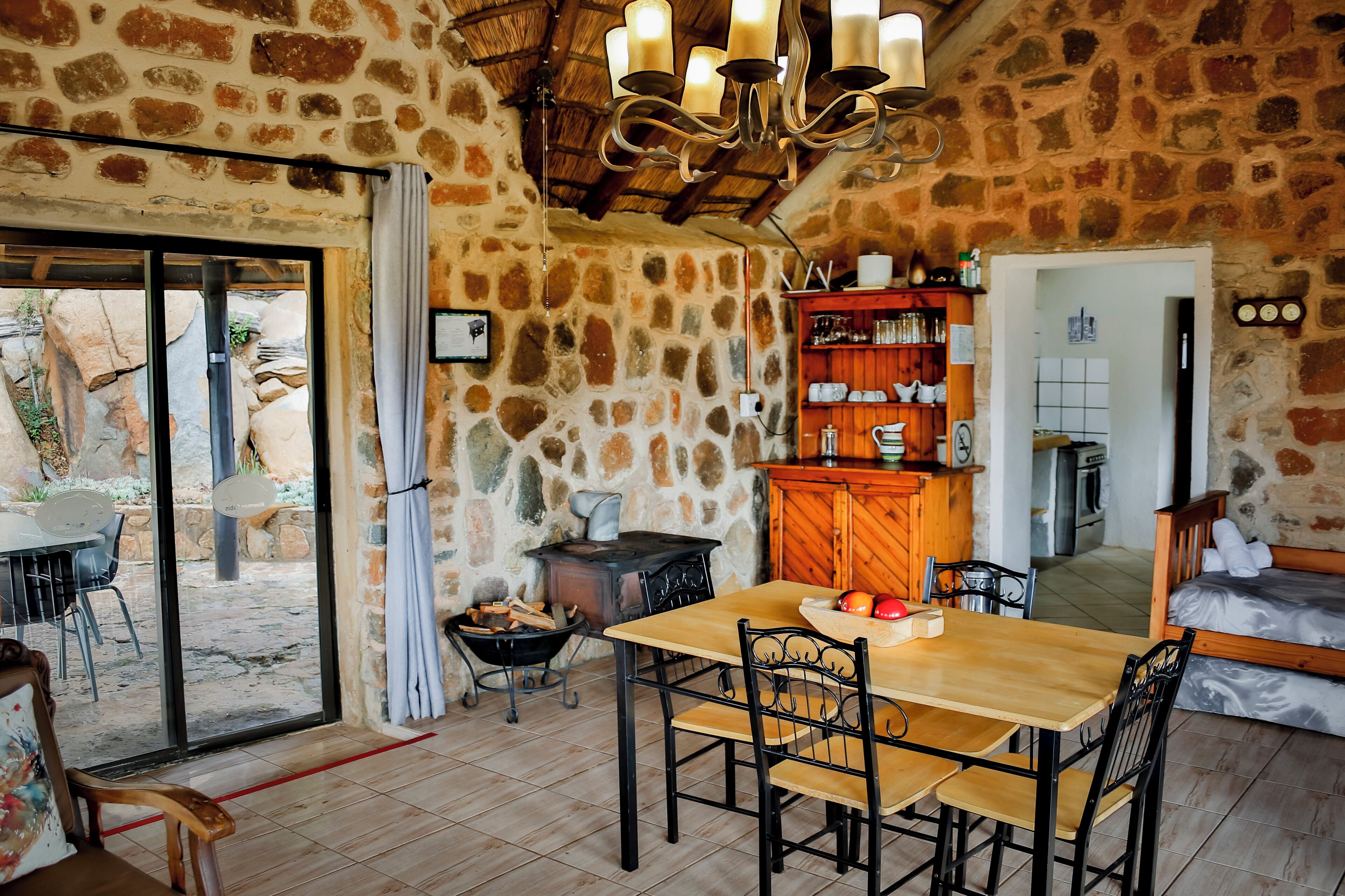 BROWN COTTAGE | In-room dining