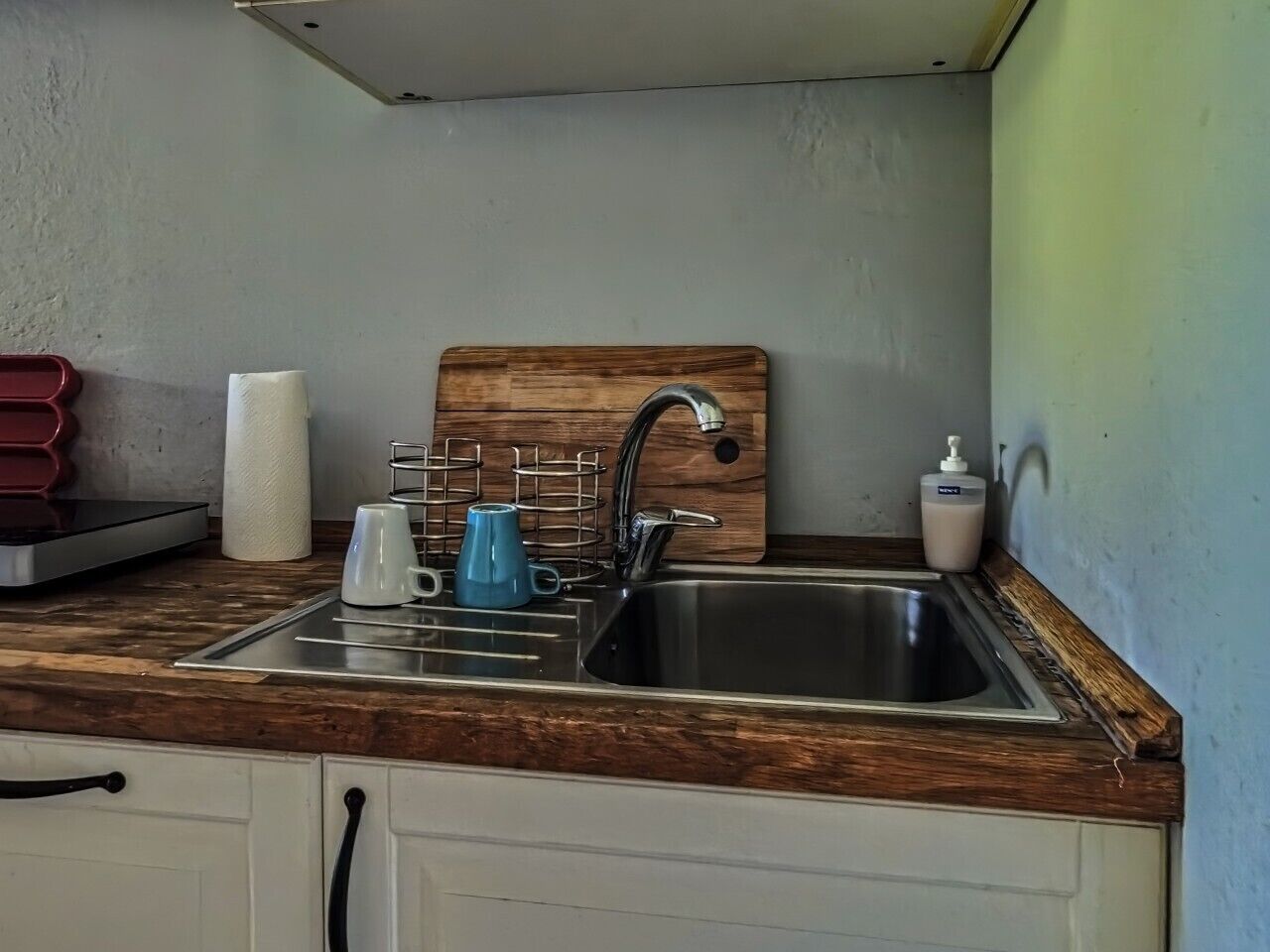 Wasserkocher mit Kaffee-/Teezubehör, Kühlschrank, Ofen, Herdplatte