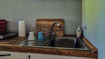 Wasserkocher mit Kaffee-/Teezubehör, Kühlschrank, Ofen, Herdplatte