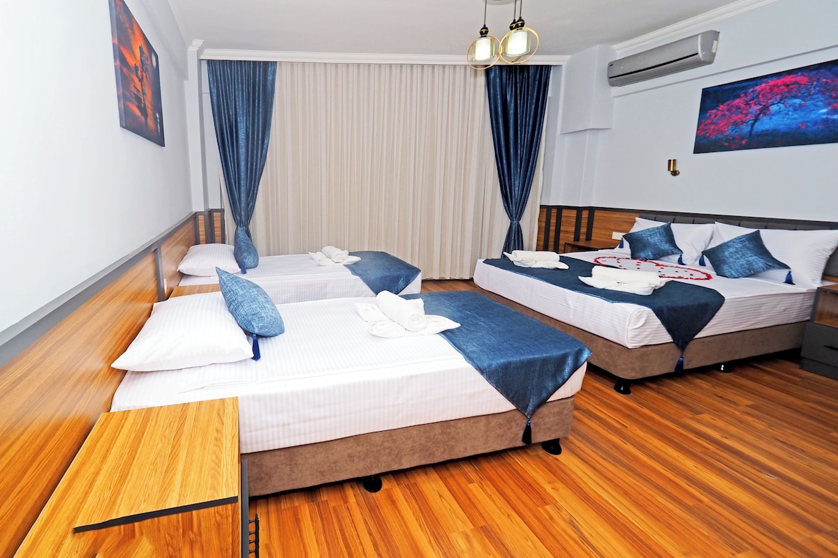 Deluxe-Dreibettzimmer | Minibar, Schreibtisch, kostenloses WLAN, Bettwäsche
