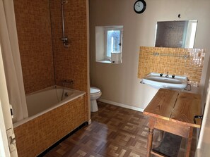 Bathroom - 5-bedroom house in a peaceful and silent environment at 900 m above sea level (Espezel)