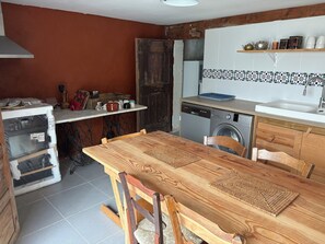 Private kitchen - 5-bedroom house in a peaceful and silent environment at 900 m above sea level (Espezel)