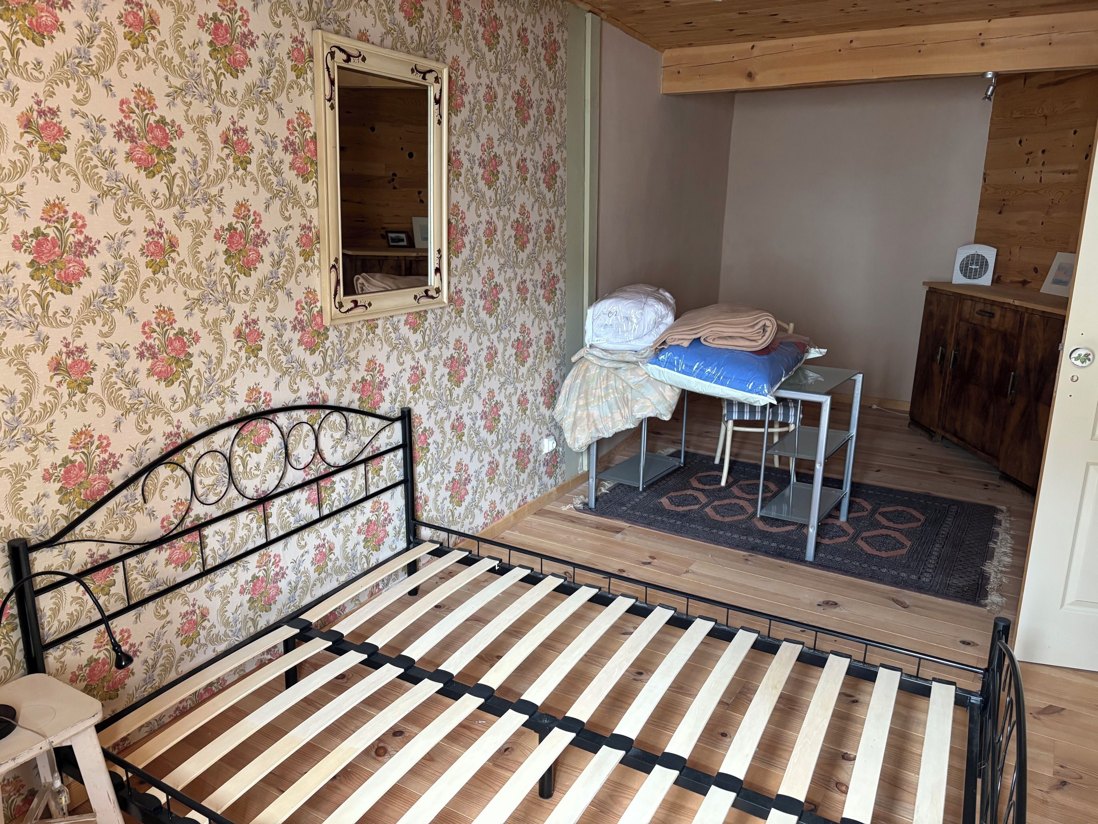 5 bedrooms, iron/ironing board, WiFi, bed sheets