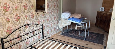 5 bedrooms, iron/ironing board, WiFi, bed sheets