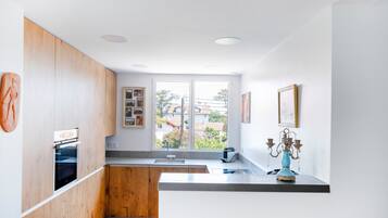 Coffee/tea maker, fridge, microwave, oven