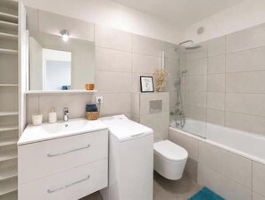 Bathroom - Le Nid d'Azur - Ocean view, private parking (Antibes)
