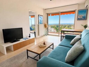 Living area - Le Nid d'Azur - Ocean view, private parking (Antibes)