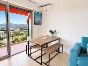 Dining - Le Nid d'Azur - Ocean view, private parking (Antibes)