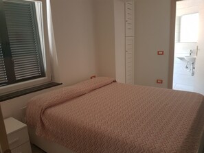 Iron/ironing board, WiFi, bed sheets - Casa nel cuore di Lacco Ameno: a piedi alle terme Negombo, mare e ristoranti (Lacco Ameno)