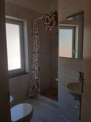 Shower, hair dryer, bidet, towels - Casa nel cuore di Lacco Ameno: a piedi alle terme Negombo, mare e ristoranti (Lacco Ameno)