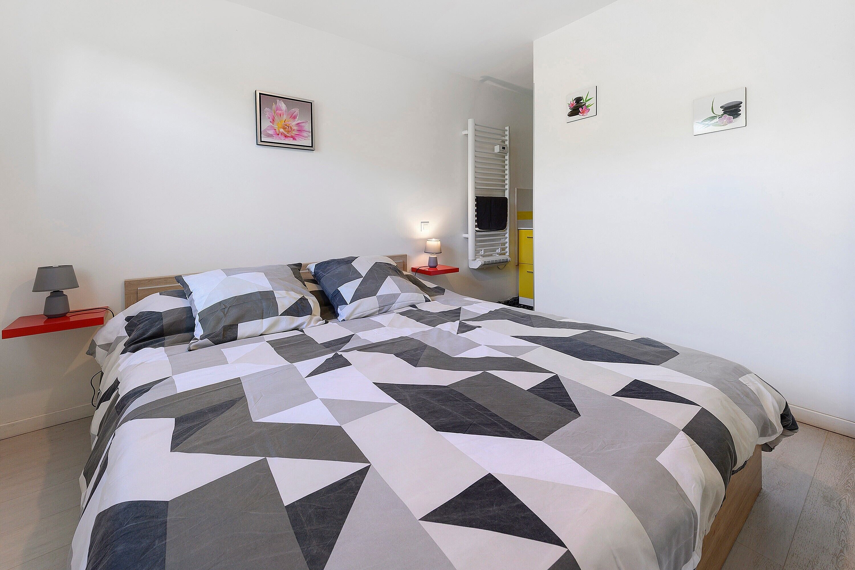 Iron/ironing board, WiFi, bed sheets
