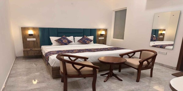Habitación triple Deluxe, vista a la ciudad | Escritorio, espacio para trabajar con laptop y wifi gratis 