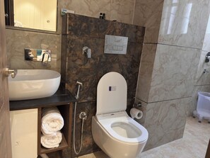 Shower, free toiletries, towels, soap - Hotel Le Mirage (Zirakpur)